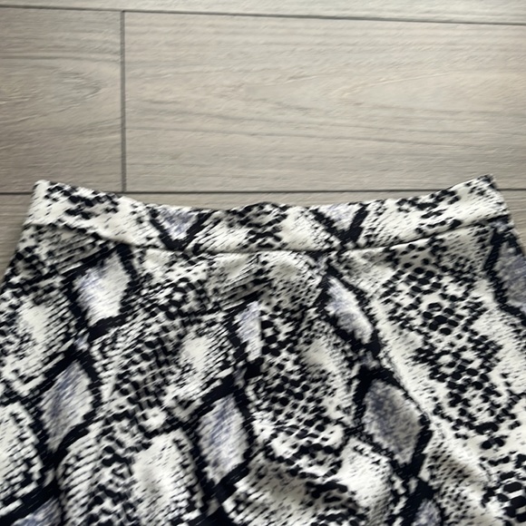 SHEIN snake print mini skirt with slit- SIZE SMALL - Picture 9 of 10
